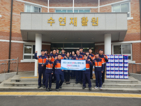 고려아연 온산제련소·계열사 임직원들이 10일 울산시 울주군 수연재활원에서 봉사활동 후 기념사진을 찍고 있다. 고려아연 제공